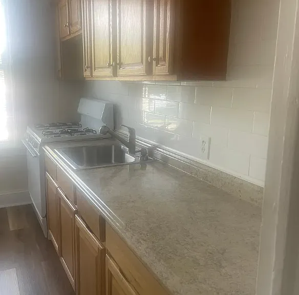 945 Hollywood Ave — Photo 3