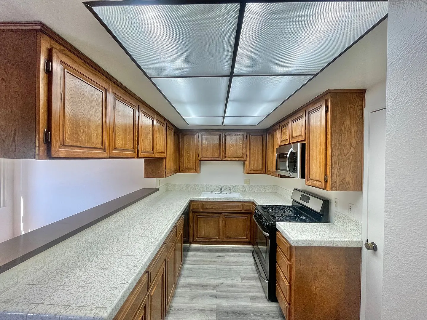 Spacious 2 Bed 2 Bath Apartment w/ In Unit Washer Dryer & Central A/C — Photo 4
