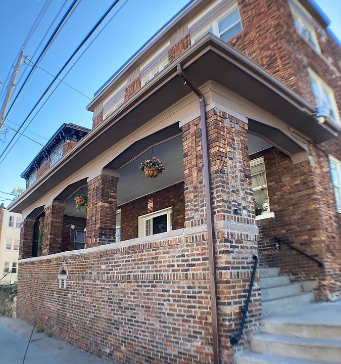 1st image of 109 E 40th St APT 208