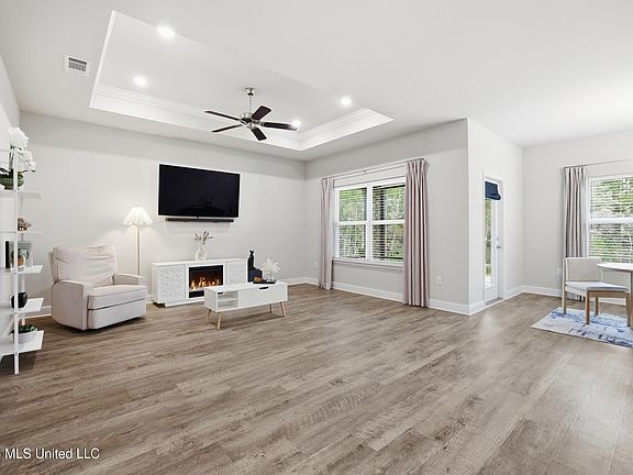 3rd image of 5495 Overland Dr