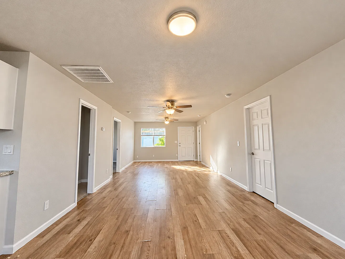 3 bed, 930 sqft, $2,195 — Photo 2
