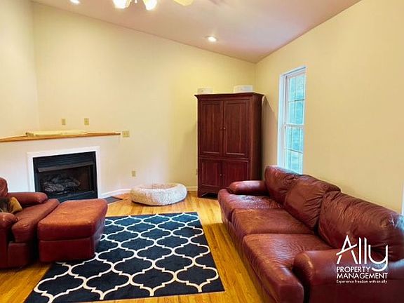 4th image of 583 Jefferson Dr