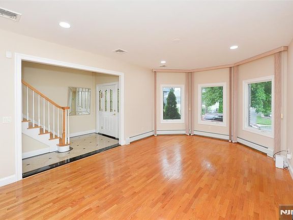 5th image of 1056 Edgewood Ln