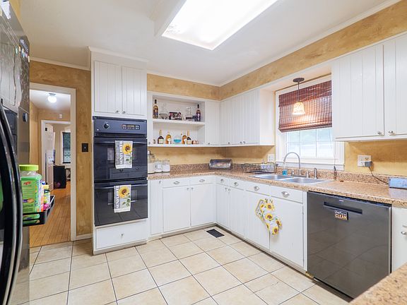 4th image of 2114 Jerry Jones Dr #A