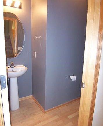 Main floor 1/2 bath