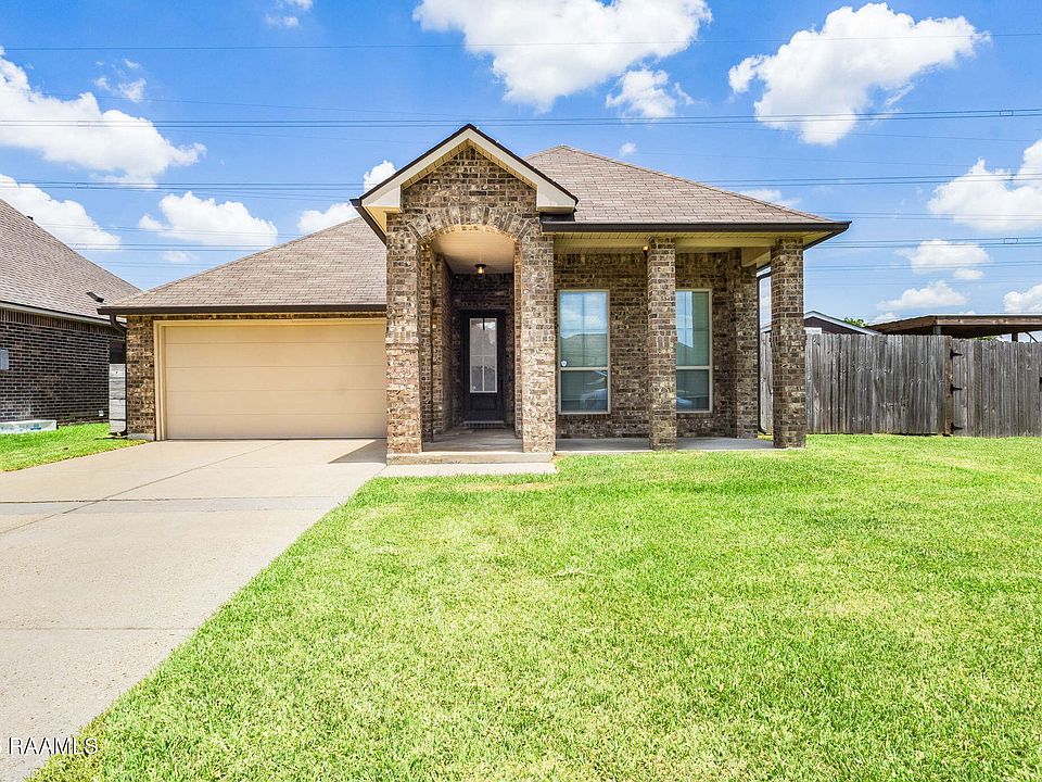1st image of 200 Lakefront Dr