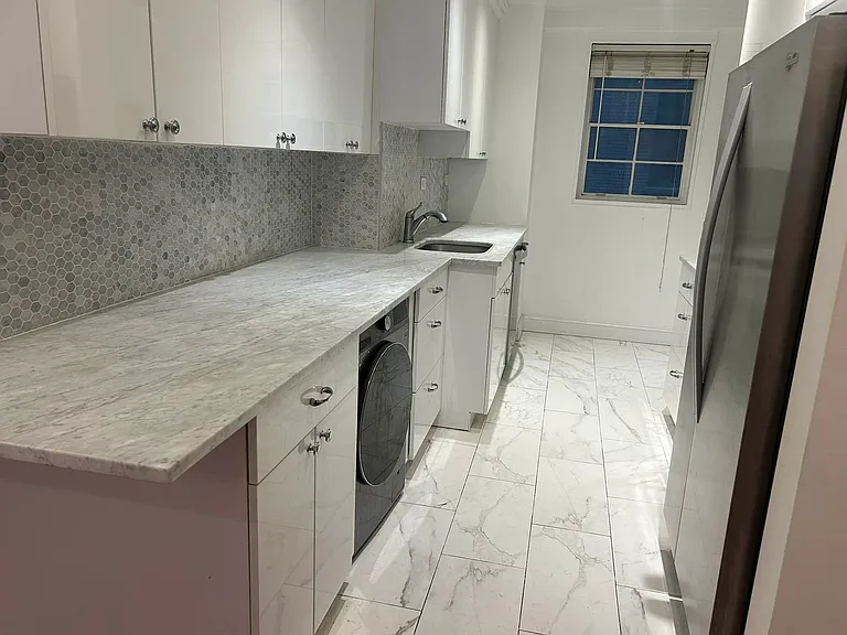 58 W 58th St #4E — Photo 14