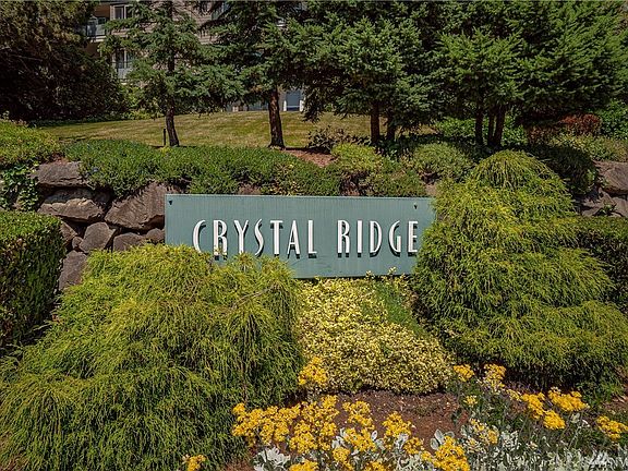 The Condo Community of Crystal Ridge is perfectly located to all that the Seattle offers.. Shopping, Restaurants, Freeway access and many transportation options! 