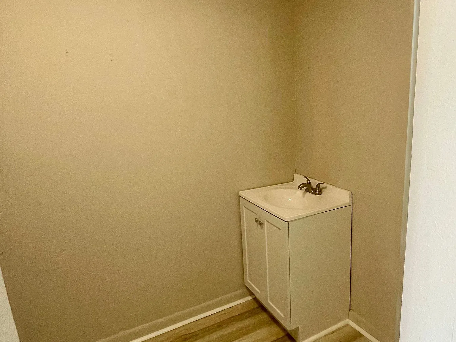Studio, 1.0 bath, 450 sqft, $675 — Photo 4