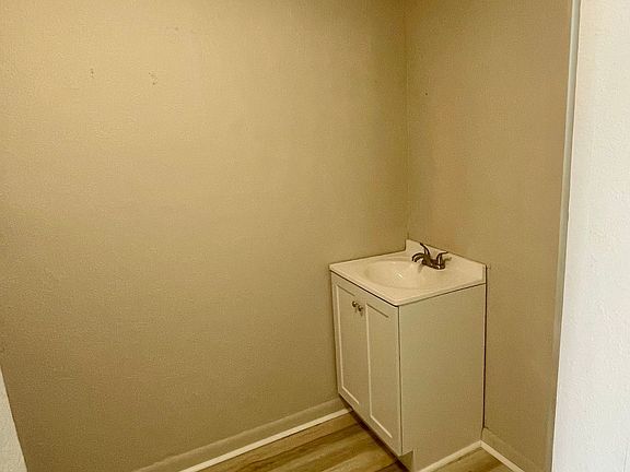 4th image of 602 W 10th St #604