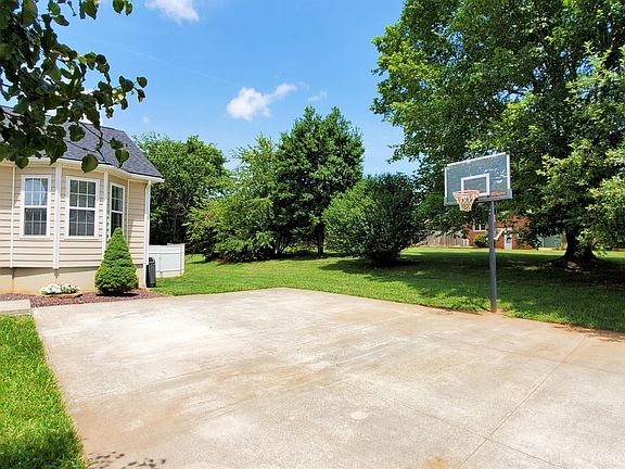 4th image of 302 Woodberry Ln