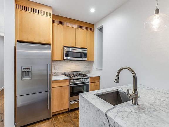 4th image of 105 E 15th St #4
