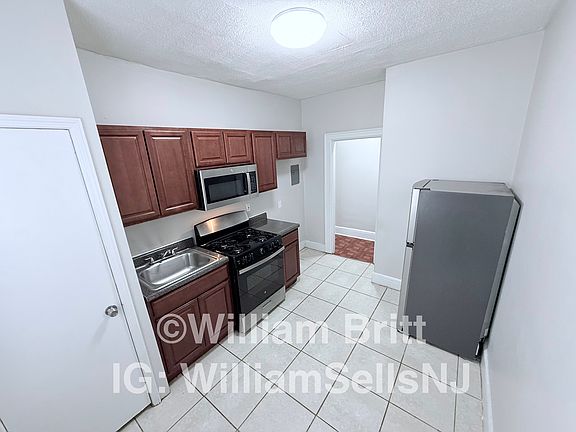 3rd image of 54 Linden Ave #303