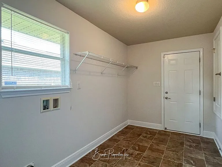 2080 Stennis Dr — Photo 38