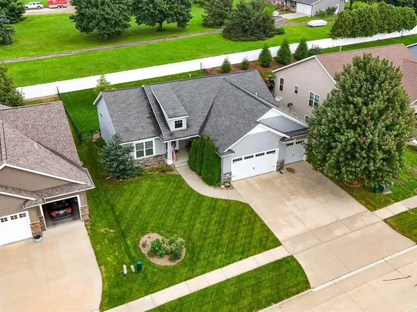 435 Oak Park Cir, Marion, IA 52302