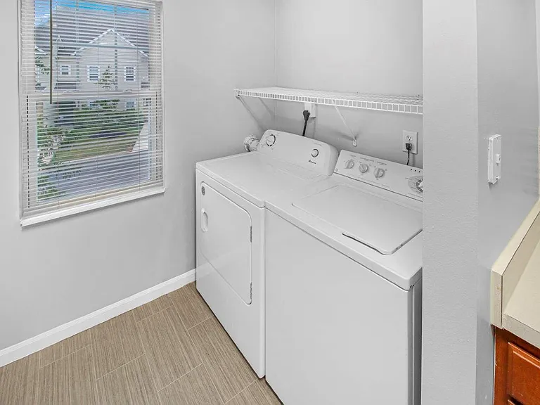 Avalon at Northbrook Apartments and Townhomes — Photo 8