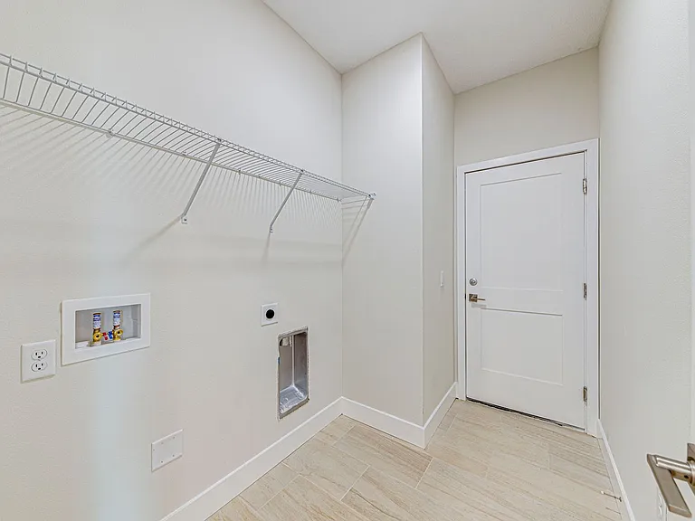 241 N Pine Ave — Photo 8