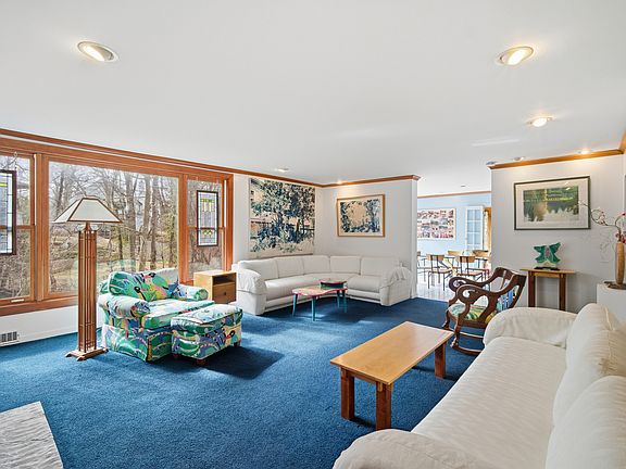 3rd image of 200 Braeburn Rd