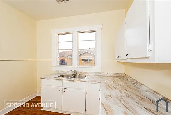 3201 Avenue E — Photo 9