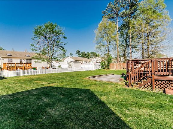 3rd image of 212 Green Hollow Ln