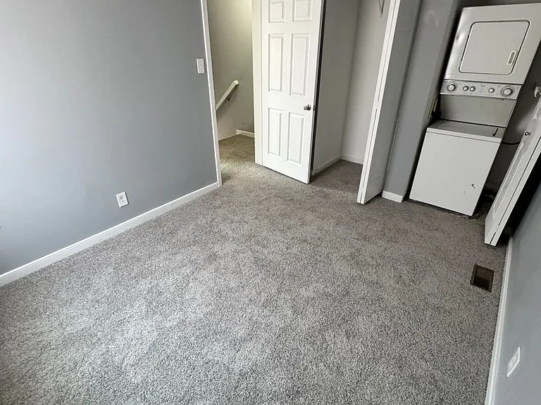 2 bed townhouse! Central Air, laundry. Great location. — Photo 8