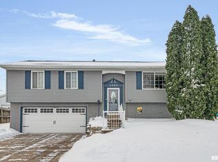 2305 Echodale Dr, Bettendorf, IA 52722