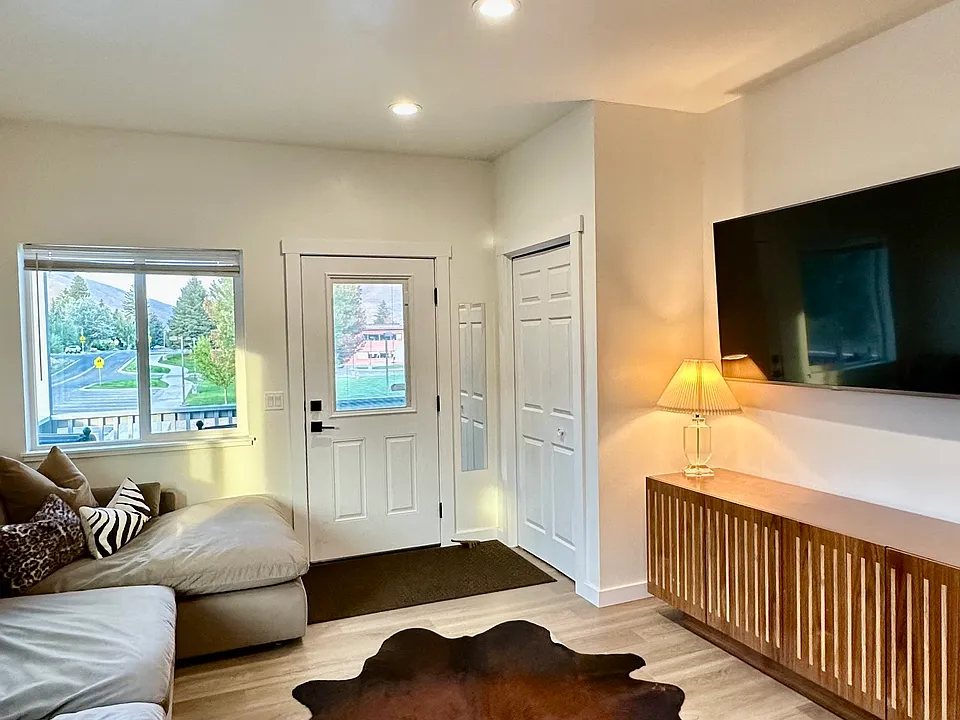 14 E Elm St