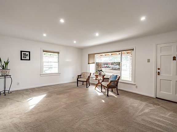 4th image of 951 Powell St