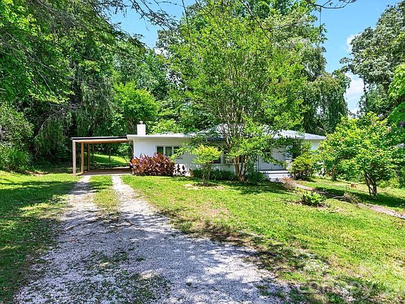 3rd image of 411 Hillcrest Cir