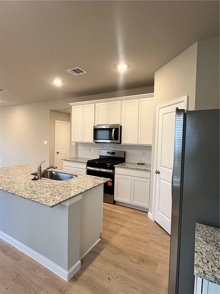 3 bed, 1586 sqft, $1,950 — Photo 4