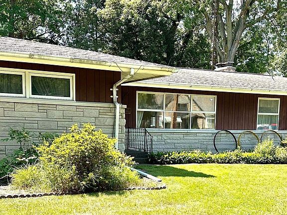 2nd image of 234 E Willow Dr