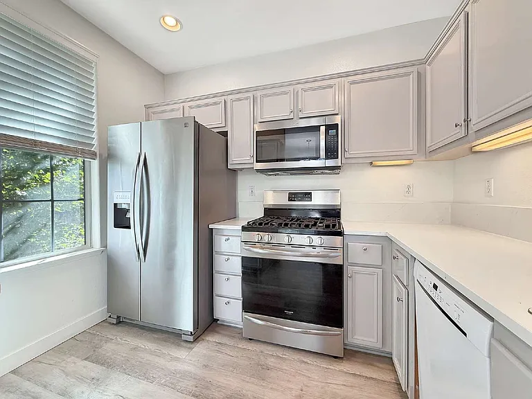27044 Victoria Ln #103 — Photo 4