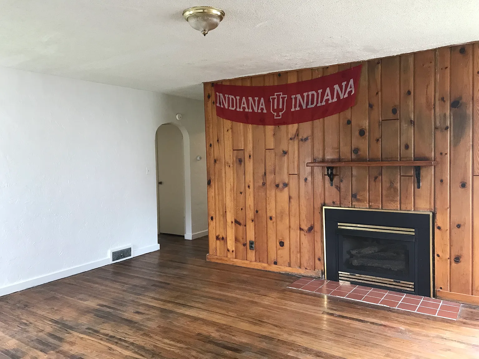 3 bed, 1.0 bath, 1350 sqft, $1,875 — Photo 2
