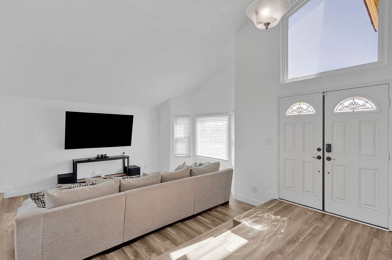 3 bed, 2275 sqft, $3,295 — Photo 3
