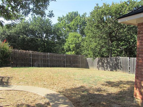 3rd image of 819 Red Oak Dr