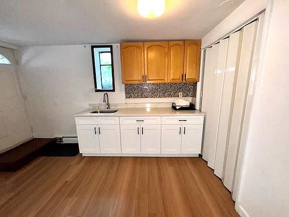 3rd image of 1302 Waring Ave #1