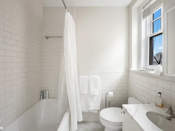 32 Washington Square West image 21 of 26