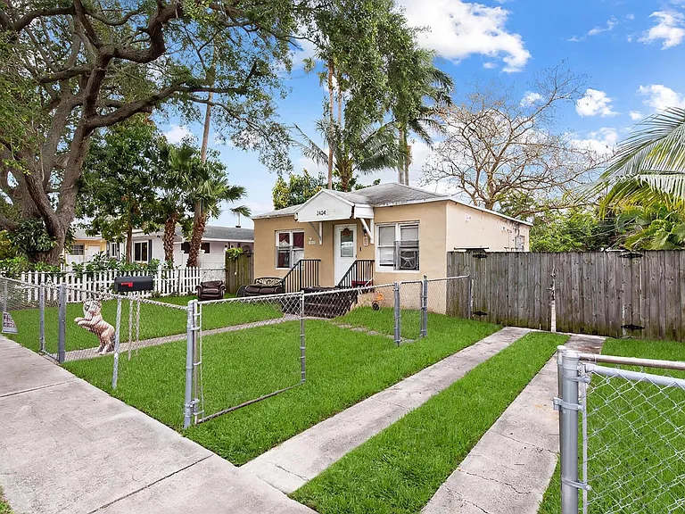 2434 McKinley St — Photo 2