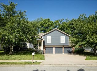 1127 SE Eastridge Dr, Blue Springs, MO 64014