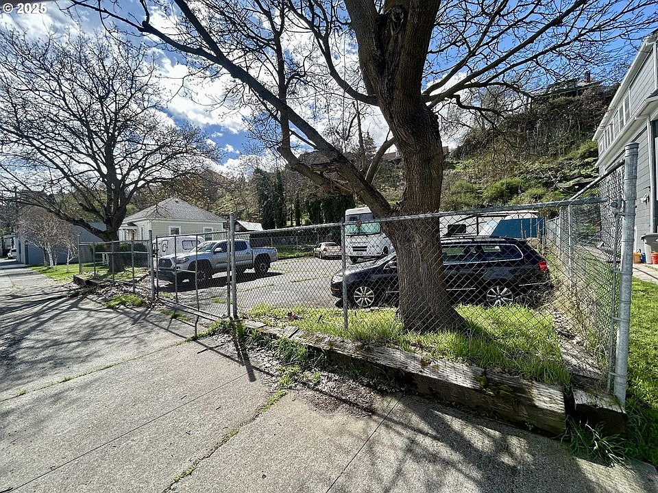 2nd image of 512 E 4th St