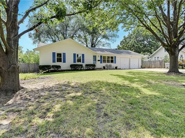 712 SE Douglas St, Lees Summit, MO 64063