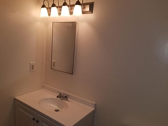 4th image of 18402 Malden St #27