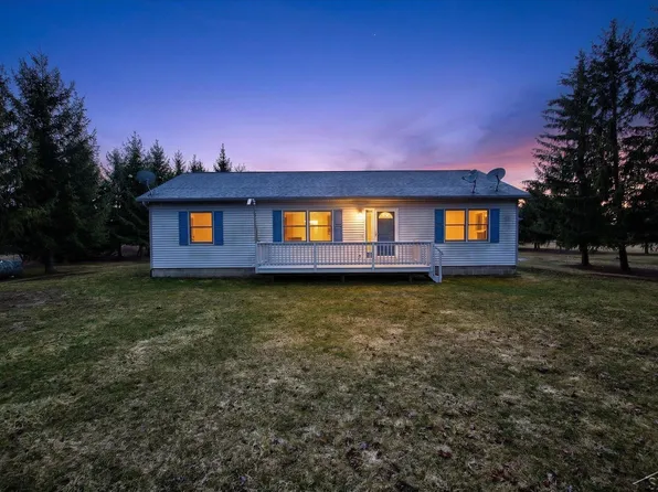 9280 Lakeshore Rd, Port Austin, MI 48467