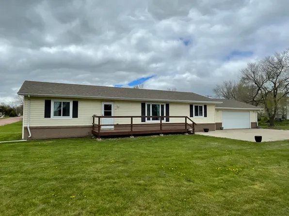 109 7th St NE, Wessington Springs, SD 57382