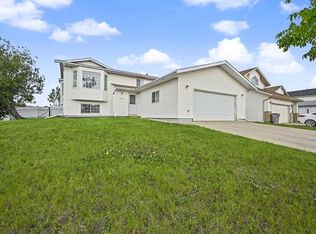 11102 E 90th St, Grande Prairie, AB T8X 1K4