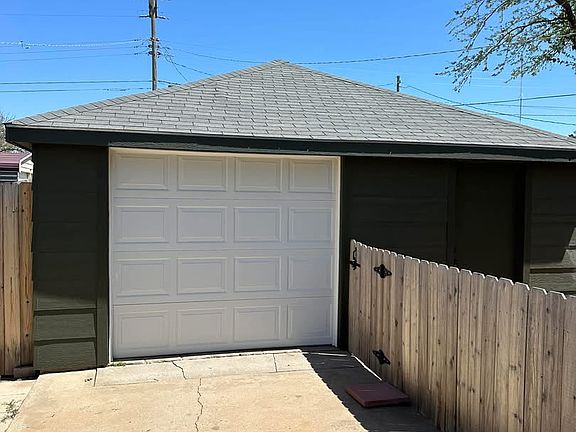 3rd image of 1722 Hillcrest Dr