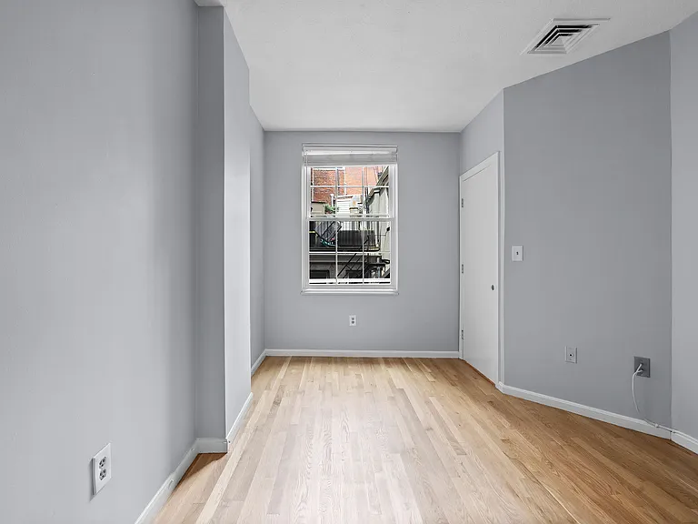 12 Parmenter St #4R — Photo 9