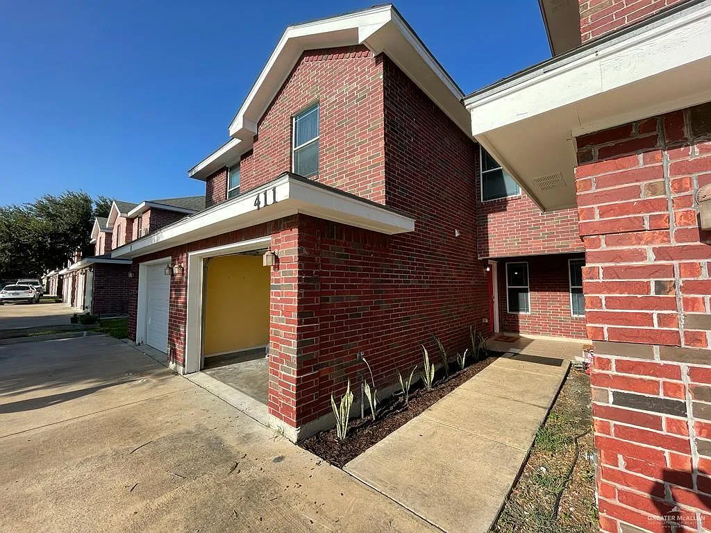 3 bed, 2.5 bath, 4498 sqft, $995 — Photo 1