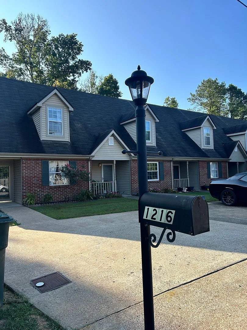 East Brainerd Townhome! 2 beds, 2 baths, garage, fenced back yard & screened porch! — Photo 2