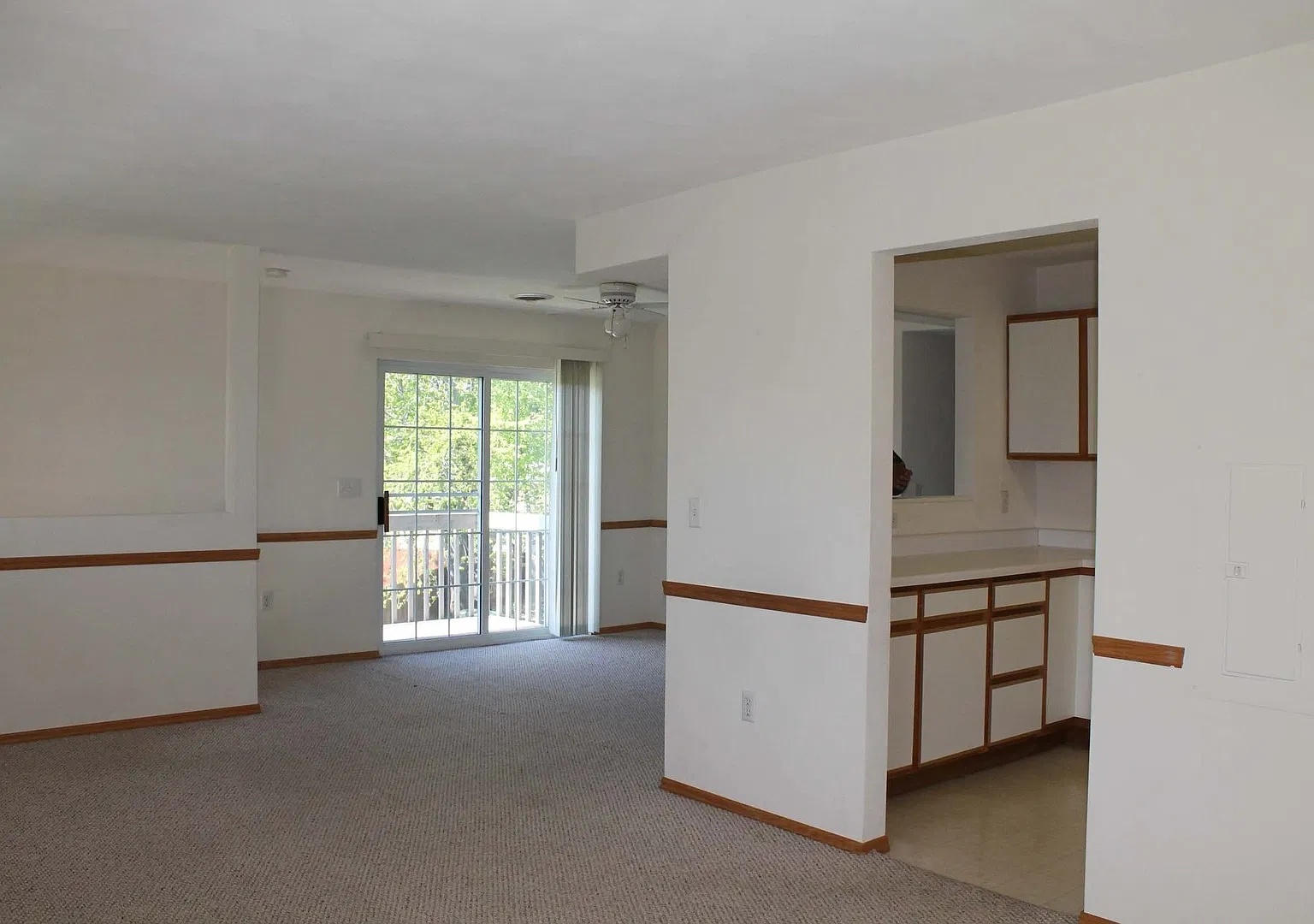 Charming 2-Bedroom Apartment with Private Entrance, Garage, In-Unit Laundry — Photo 4